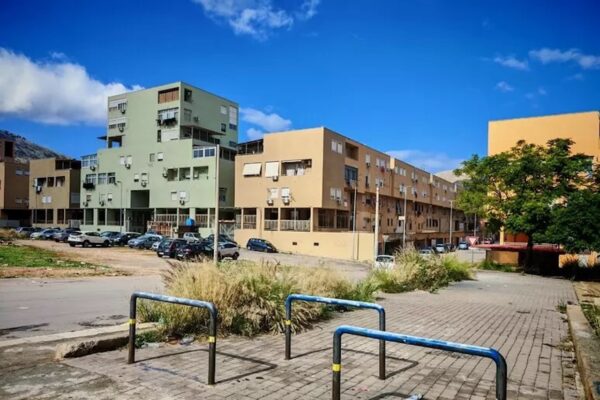 Palermo, raffica di colpi contro il Bar Cheri allo Zen: almeno 30 proiettili contro il locale