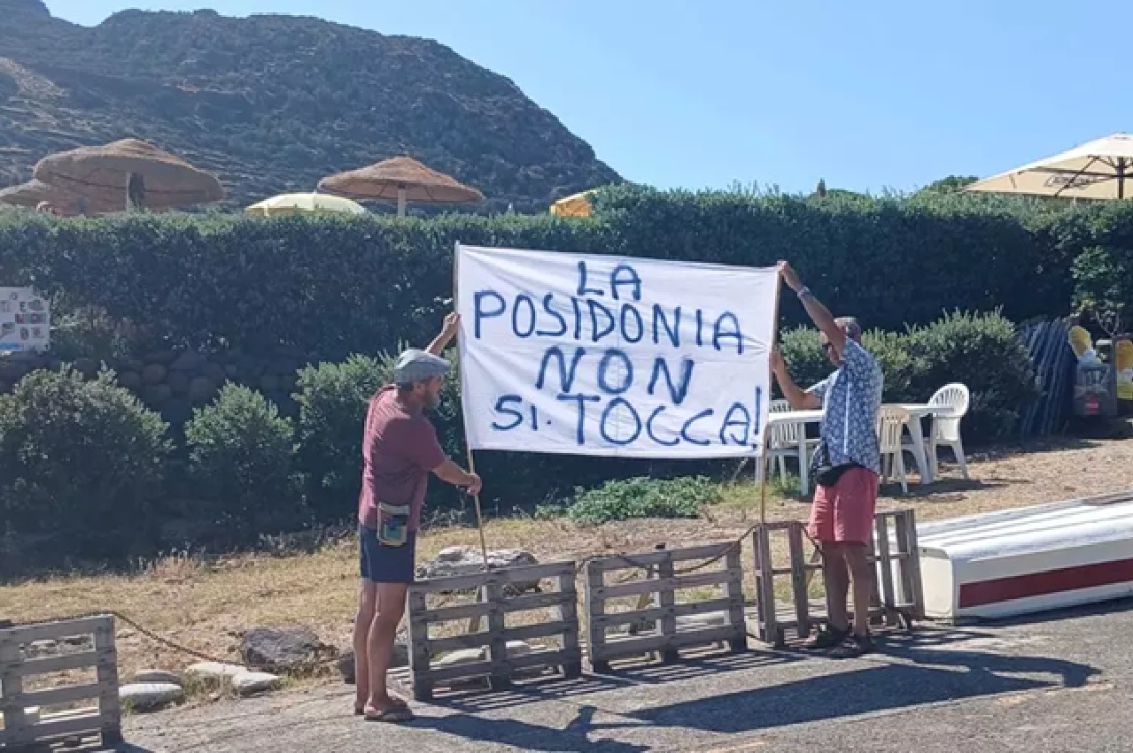 Filicudi, cittadini manifestano per la realizzazione del dissalatore: possibile rischio il patrimonio ambientale