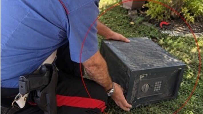 Butta una cassaforte dal balcone durante un blitz ma fallisce, arrestato 47enne a Catania