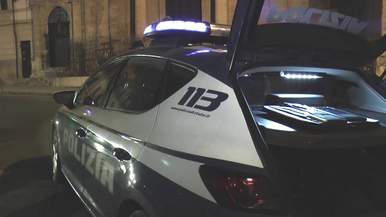 Minacce e ingiurie a Palermo, arrestato un 22enne armato di bottiglia di vetro rotta