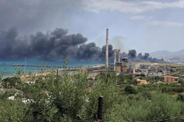 Vasto incendio nella zona industriale di Termini Imerese: attivato il Centro operativo comunale