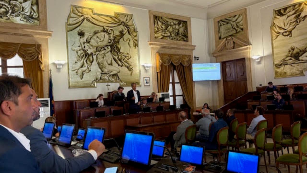 Vertenza Pfizer, Consiglio comunale straordinario a Catania. Il sindaco Trantino: «Questa è una battaglia di tutti»