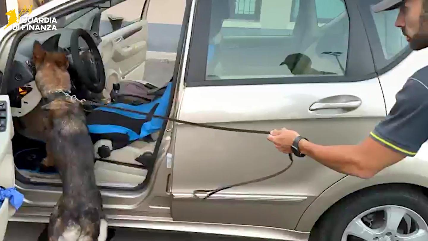 Circa 400mila euro di cocaina nel cruscotto, catanese arrestato al casello di San Gregorio