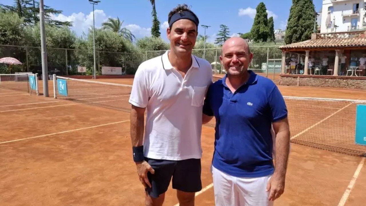 Roger Federer a Taormina, partita sulla terra rossa con Bernard Arnault