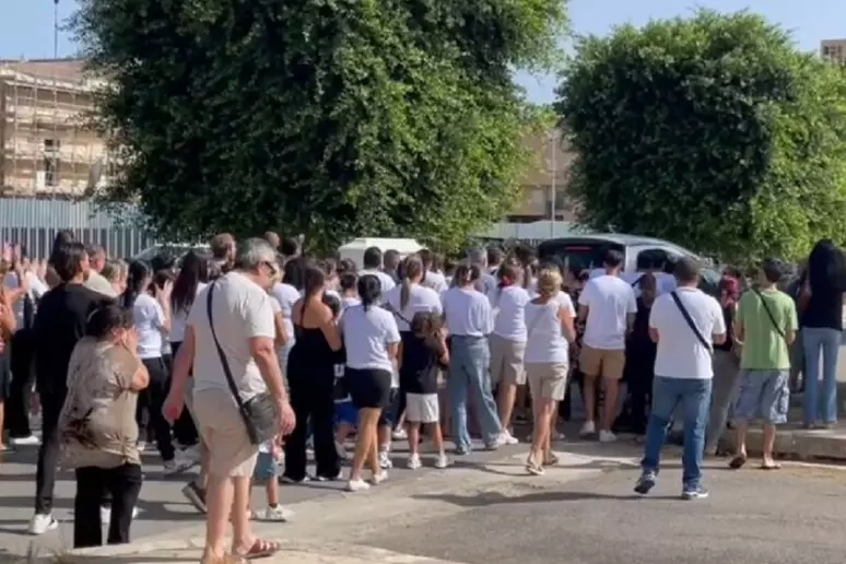 Bimba morta per difterite a Palermo, celebrati i funerali allo Zen