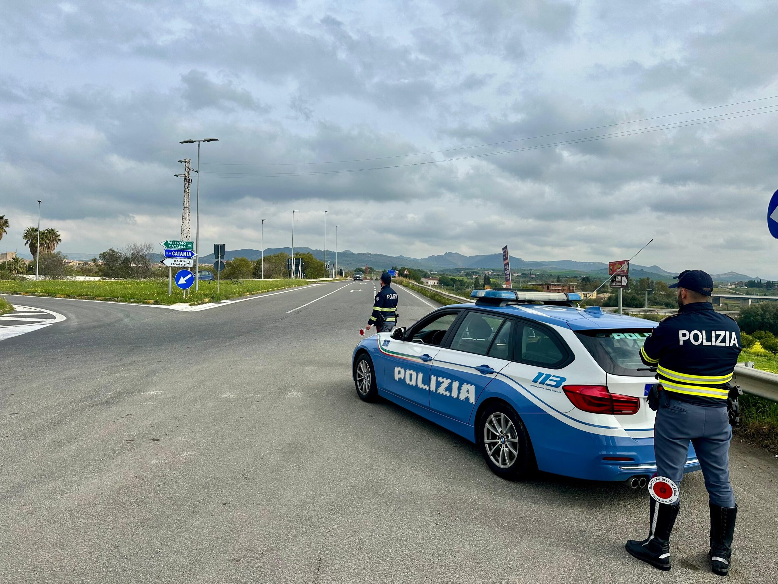 A19, auto in panne allo svincolo Mulinello: trovati marijuana e coltello, conducente denunciato
