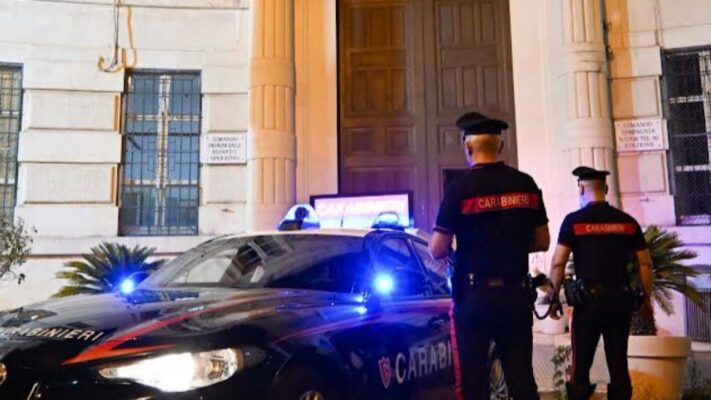 Tenta di rubare del carburante dagli autocarri in sosta ma inciampa e non riesce a fuggire: arrestato
