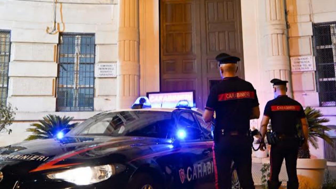 Tenta di rubare del carburante dagli autocarri in sosta ma inciampa e non riesce a fuggire: arrestato