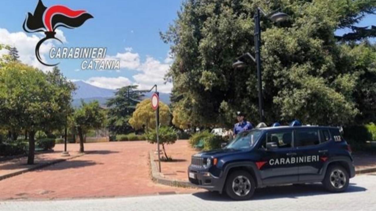 Caos in caserma nel Catanese: minaccia i carabinieri dopo il posto di blocco