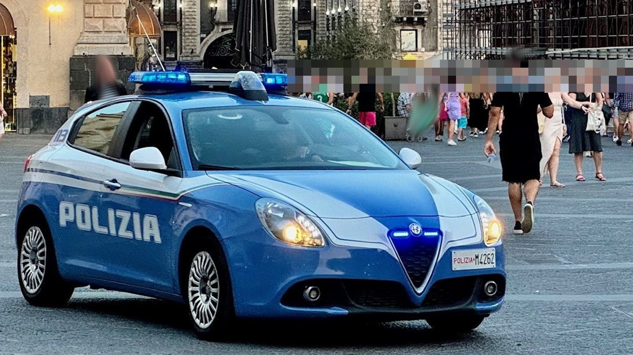 Accusa un malore in centro a Catania: poliziotti salvano un 55enne con il defibrillatore