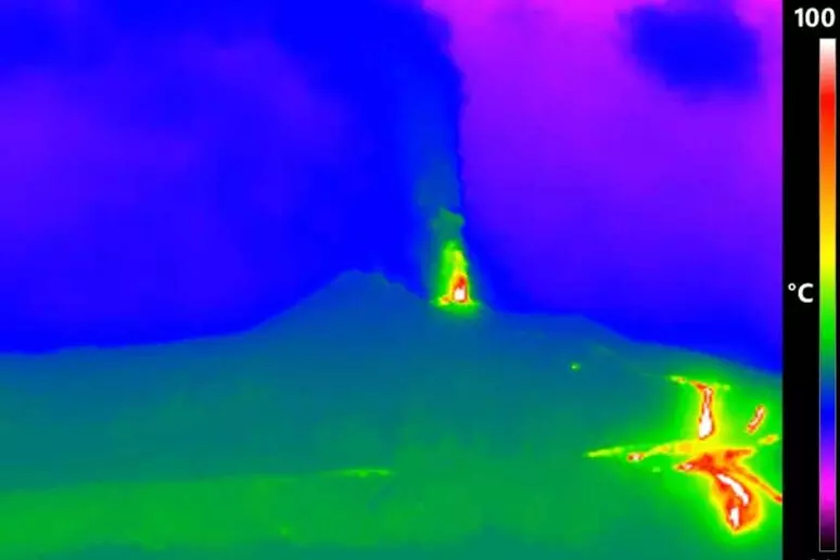 Etna, cenere nei cieli e allerta rossa: stop agli atterraggi all’aeroporto di Catania fino alle 17