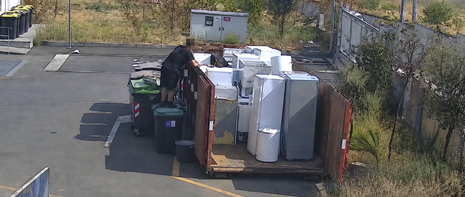 Librino, sorpreso a rubare materiali dal Centro comunale di raccolta: denunciato 37enne