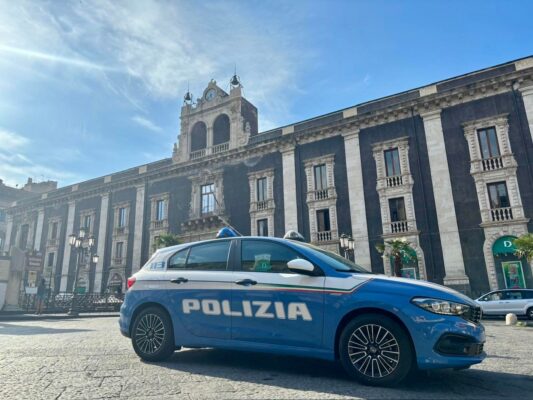Paura in via Etnea, 35enne con cocci di vetro minaccia passanti e poliziotti: fermato con il taser
