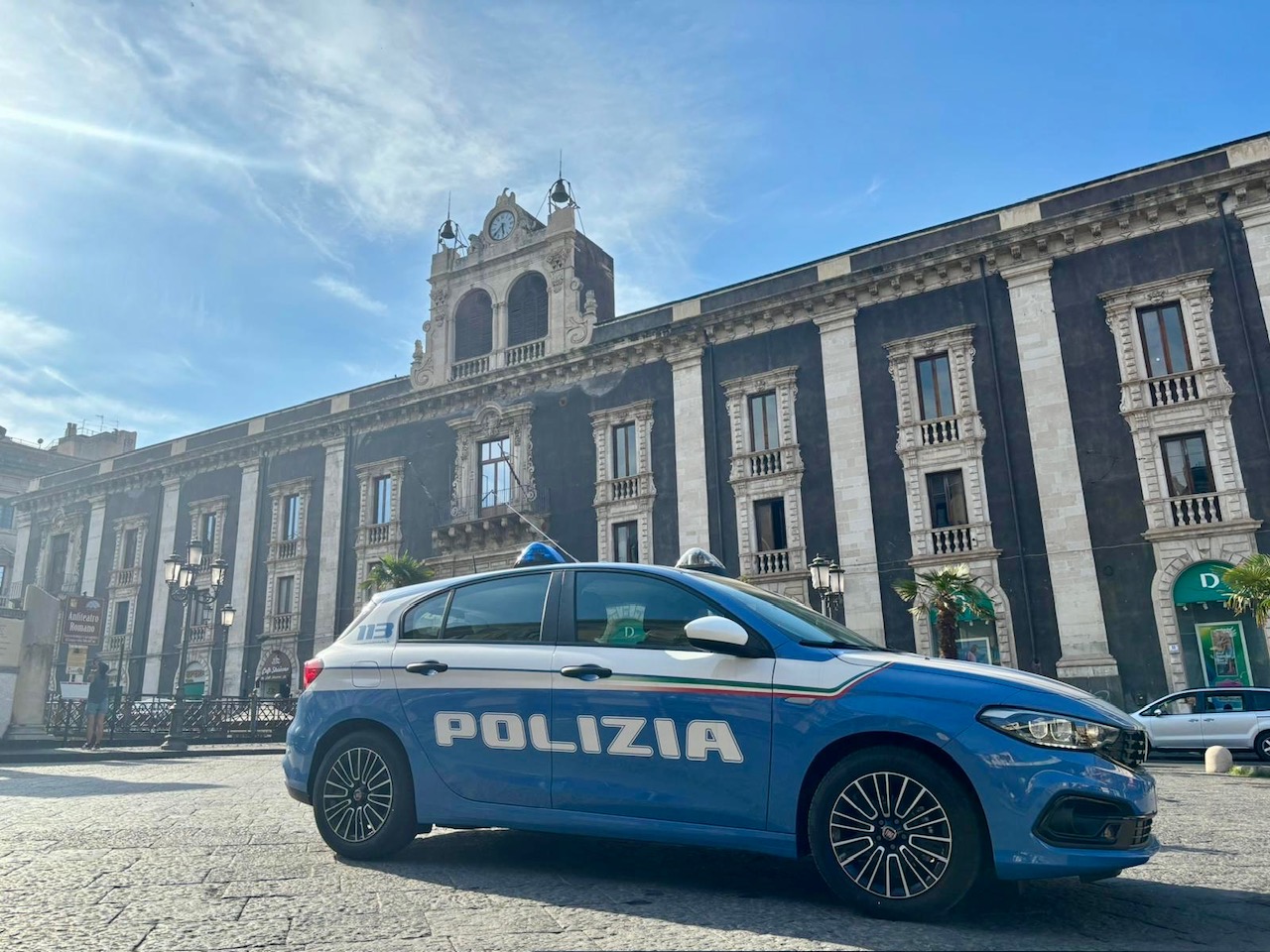 Paura in via Etnea, 35enne con cocci di vetro minaccia passanti e poliziotti: fermato con il taser