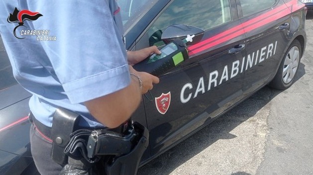 Catania, guida senza assicurazione e rifiuta i test per alcol e droga: denunciato 58enne