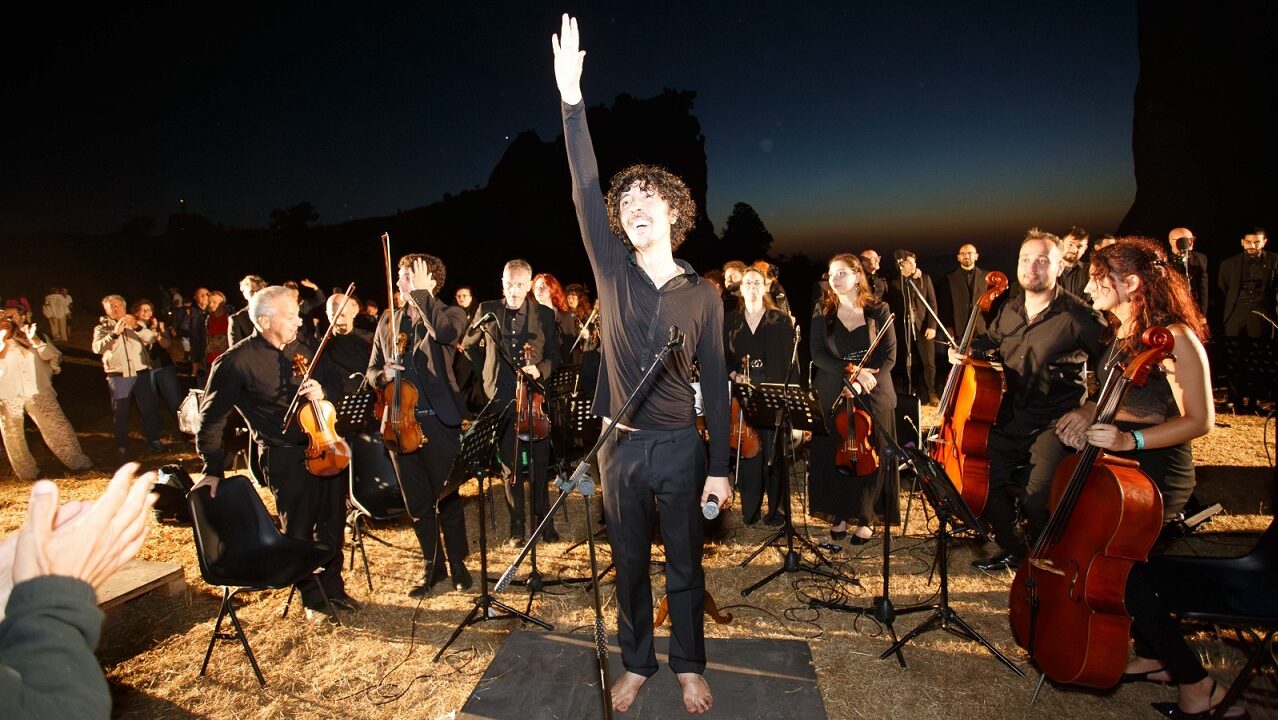 Estasi all’Argimusco: migliaia di anime in danza per Battiato al festival lirico dei Teatri di Pietra