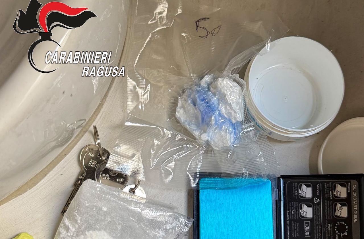 Cocaina in un contenitore per creme: scoperto l’escamotage di un pusher ai domiciliari