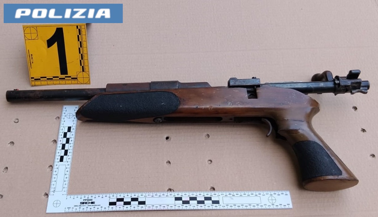Catania, blitz della Polizia a Librino: sequestrati un fucile artigianale e marijuana