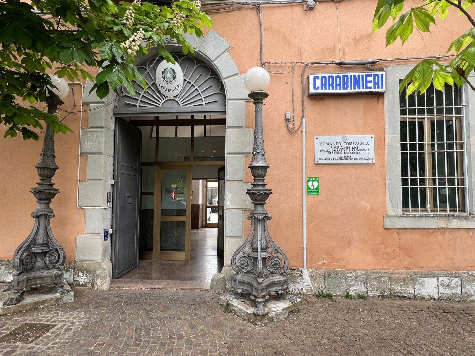 Enna, rapinano un anziano di 7mila euro e lo minacciano legandolo al letto: cinque persone in carcere