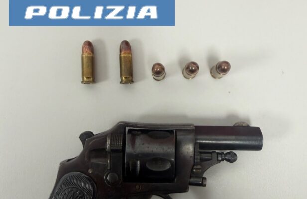 In giro per San Cristoforo con una pistola: arrestato