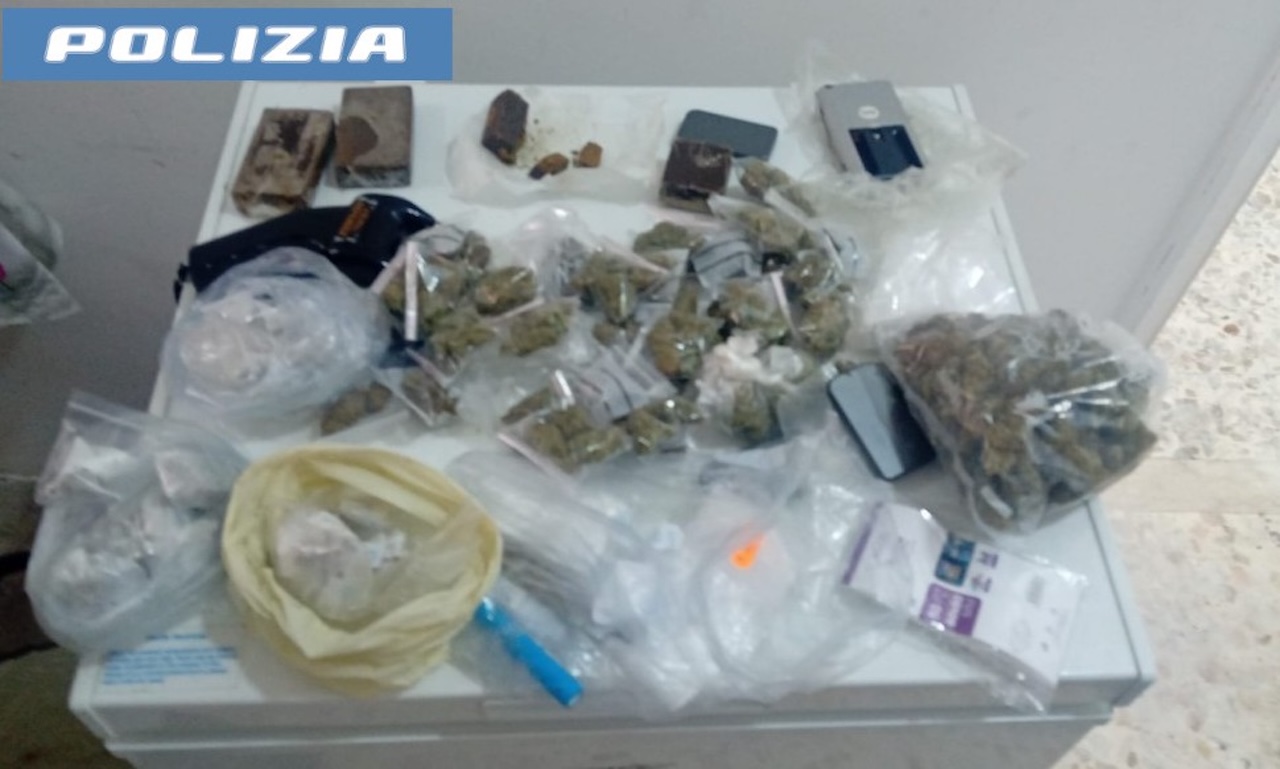 Coppia nella vita e nell’illegalità: trovata droga nel frigorifero di casa