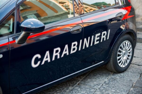 Minacce, aggressioni fisiche e continue richieste di denaro alla madre: domiciliari per un 44enne nel Nisseno