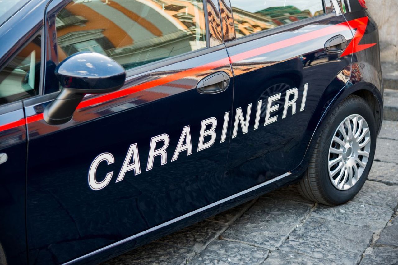 Caltanissetta, pubblicano foto e video durante rapporti sessuali con una 14enne: due arresti