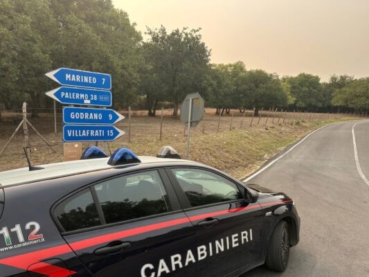 “Siamo carabinieri, servono soldi”: anziana capisce tutto e fa scattare la trappola, due arresti