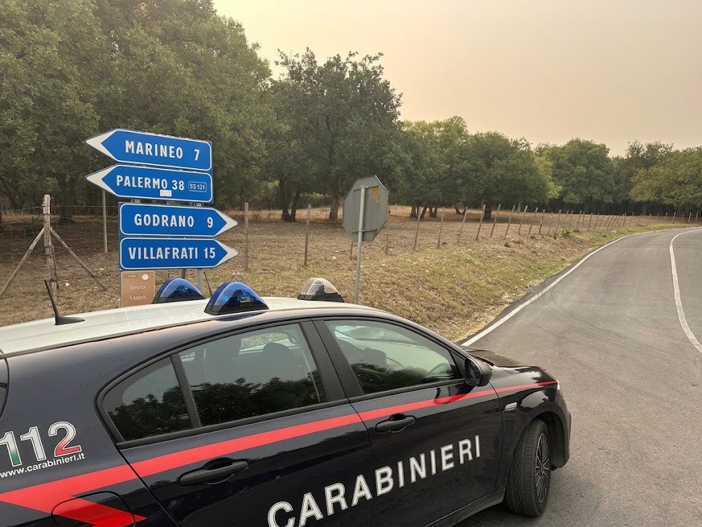 “Siamo carabinieri, servono soldi”: anziana capisce tutto e fa scattare la trappola, due arresti