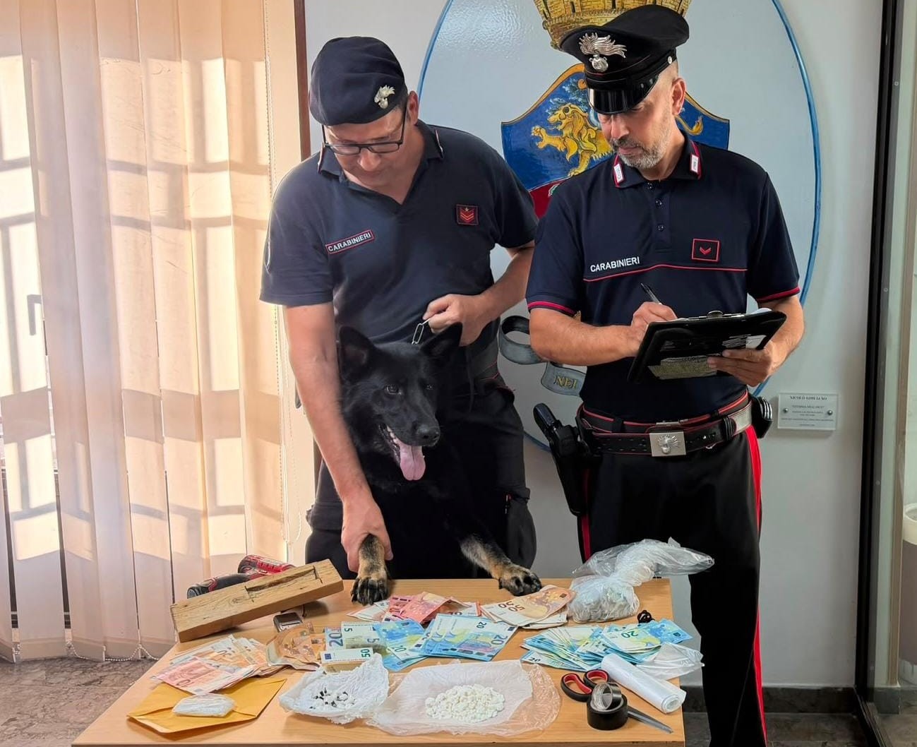 Nascondeva la droga dietro delle tavole di legno con doppio fondo per poi murarle: arrestato 63enne nel Palermitano