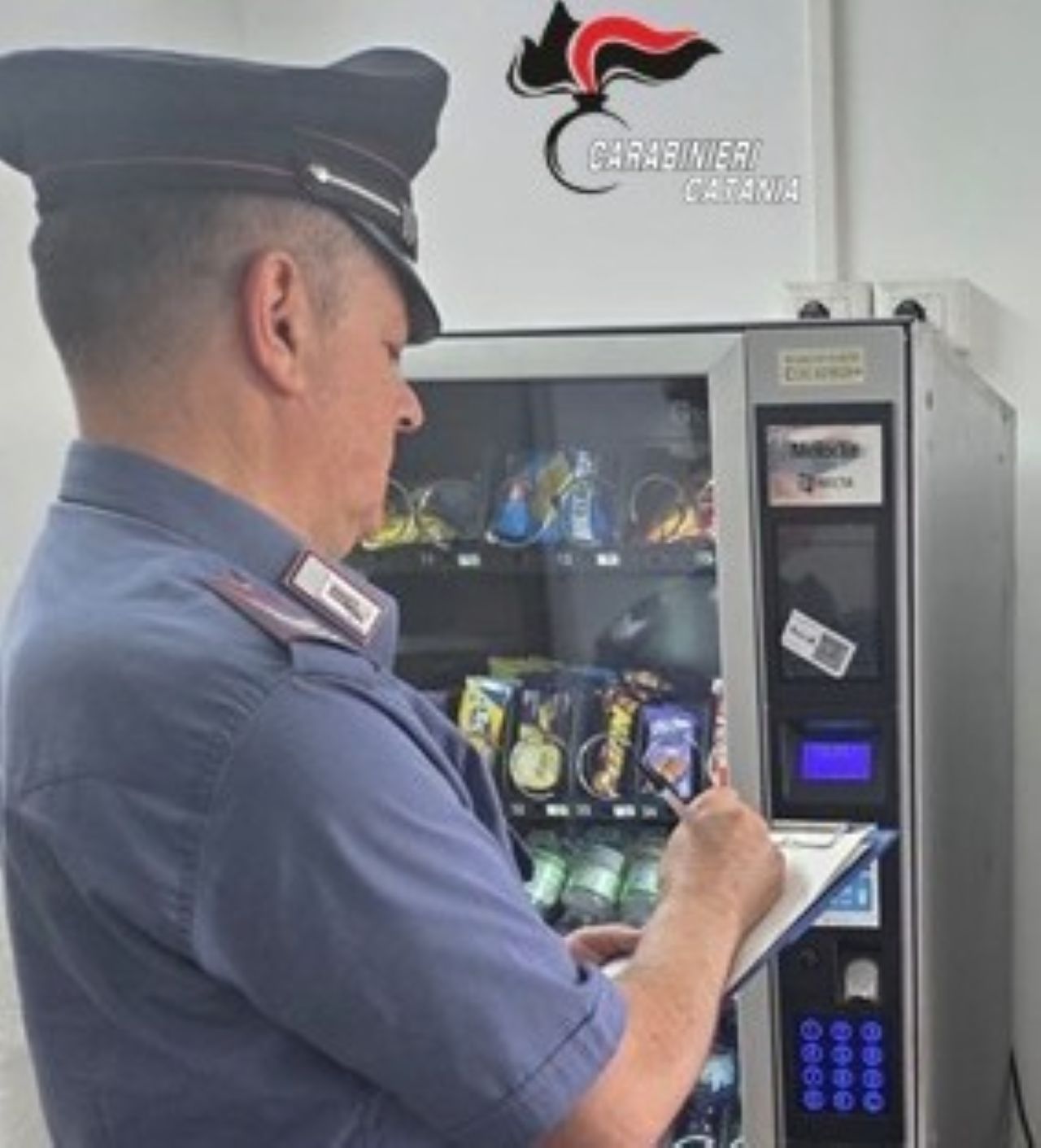 Catania, ruba denaro dal distributore di snack e bevande: 29enne “incastrato” dalle telecamere