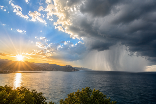 Meteo Sicilia, lunedì “pazzerello” tra sole, caldo e possibili acquazzoni: le PREVISIONI