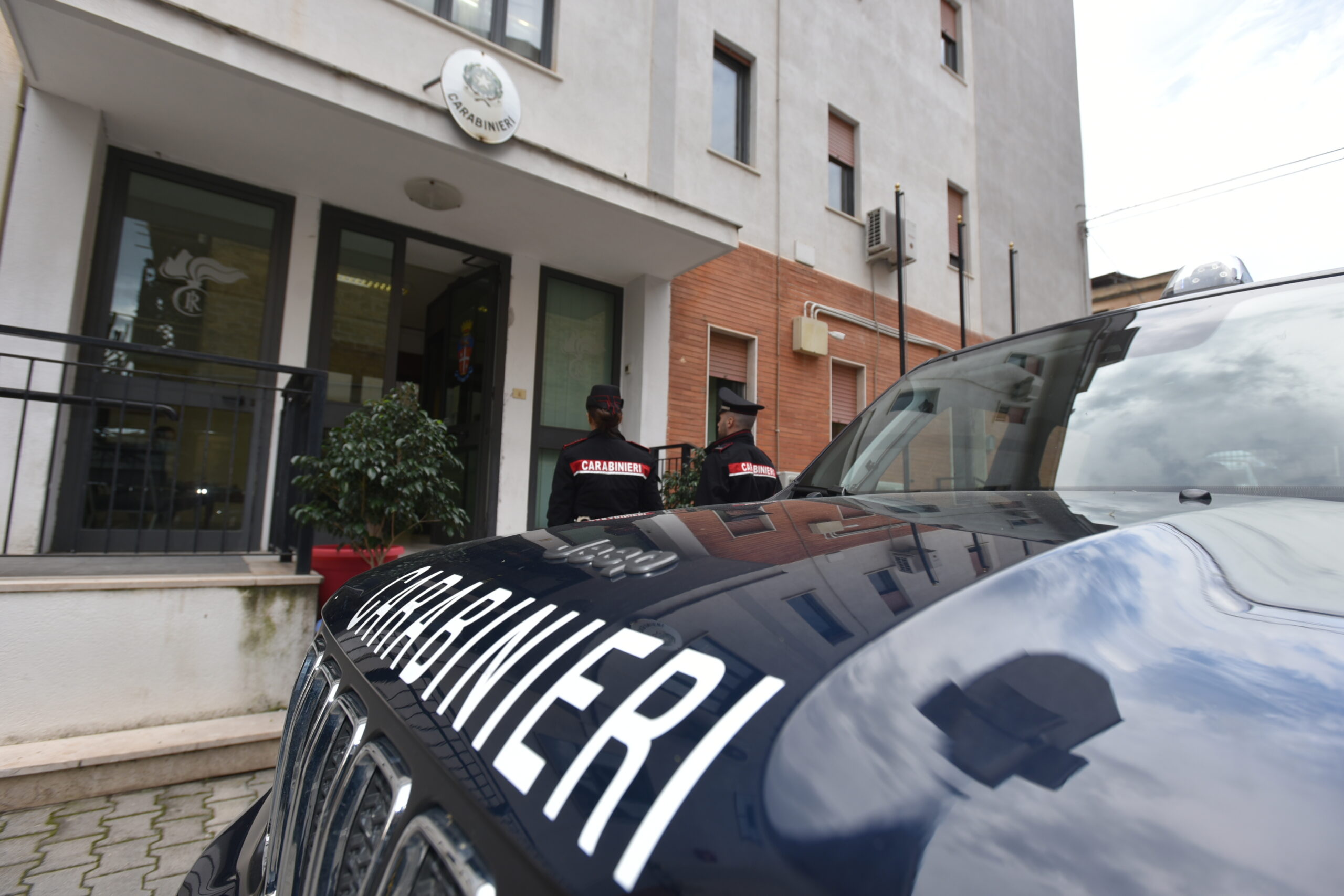 Misilmeri, notti di violenza: maxi rissa, spedizioni punitive e carabinieri accerchiati durante i controlli