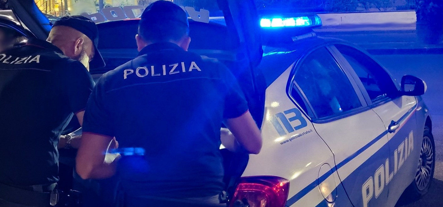 Catania, tentano di rubare uno scooter al centro commerciale: fermato 14enne