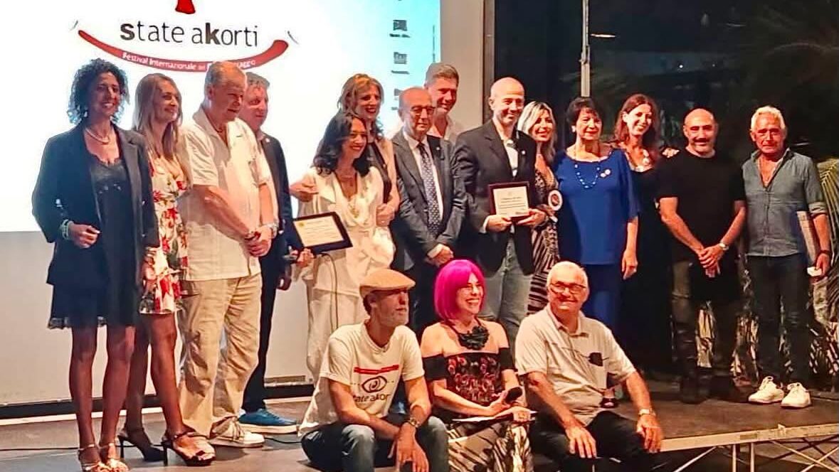 “Acquario” di Gianluca Zonta vince State aKorti 2026: ironia e amore ai tempi dell’intelligenza artificiale