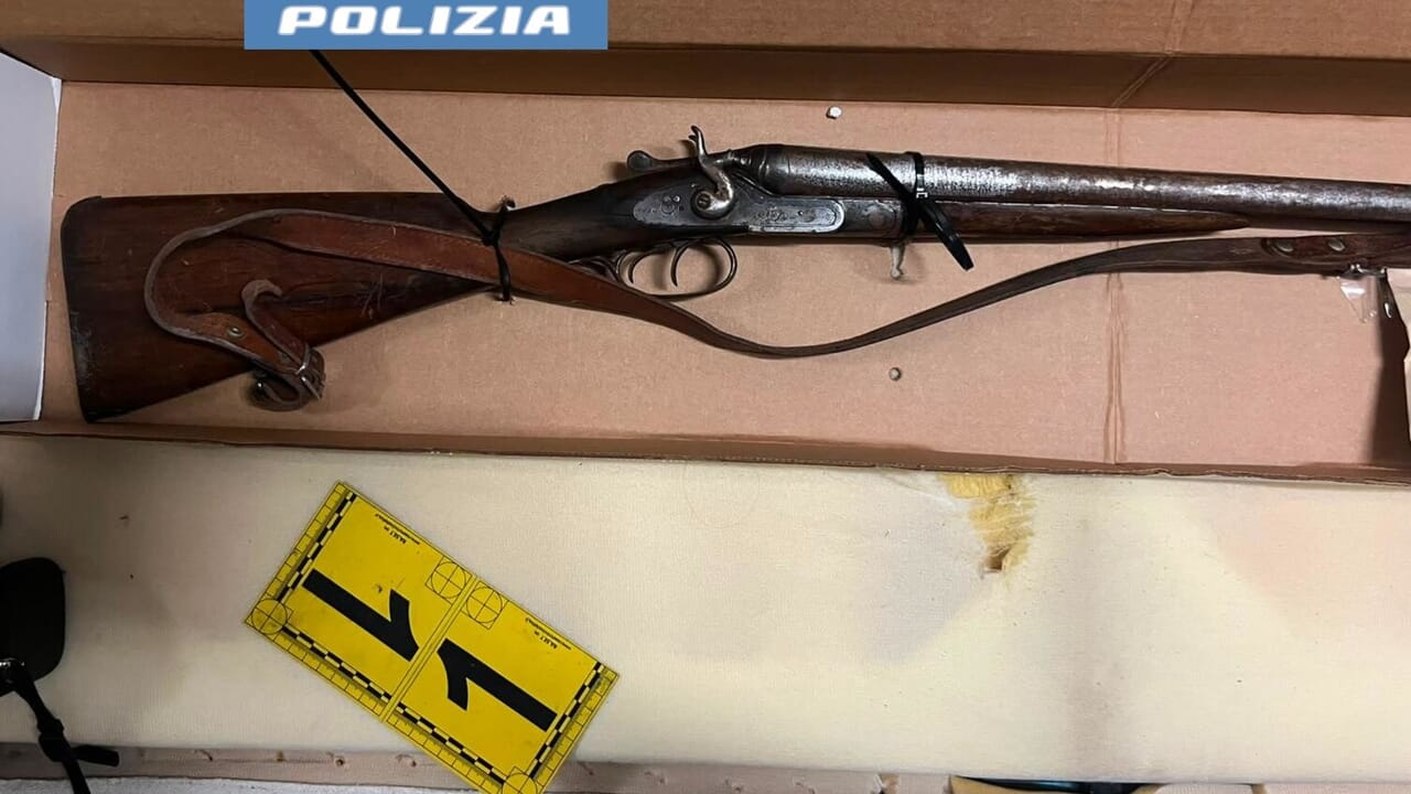 Nascondeva un fucile con cartucce e munizioni sotto un vecchio divano nel garage: arrestato 33enne nel Catanese