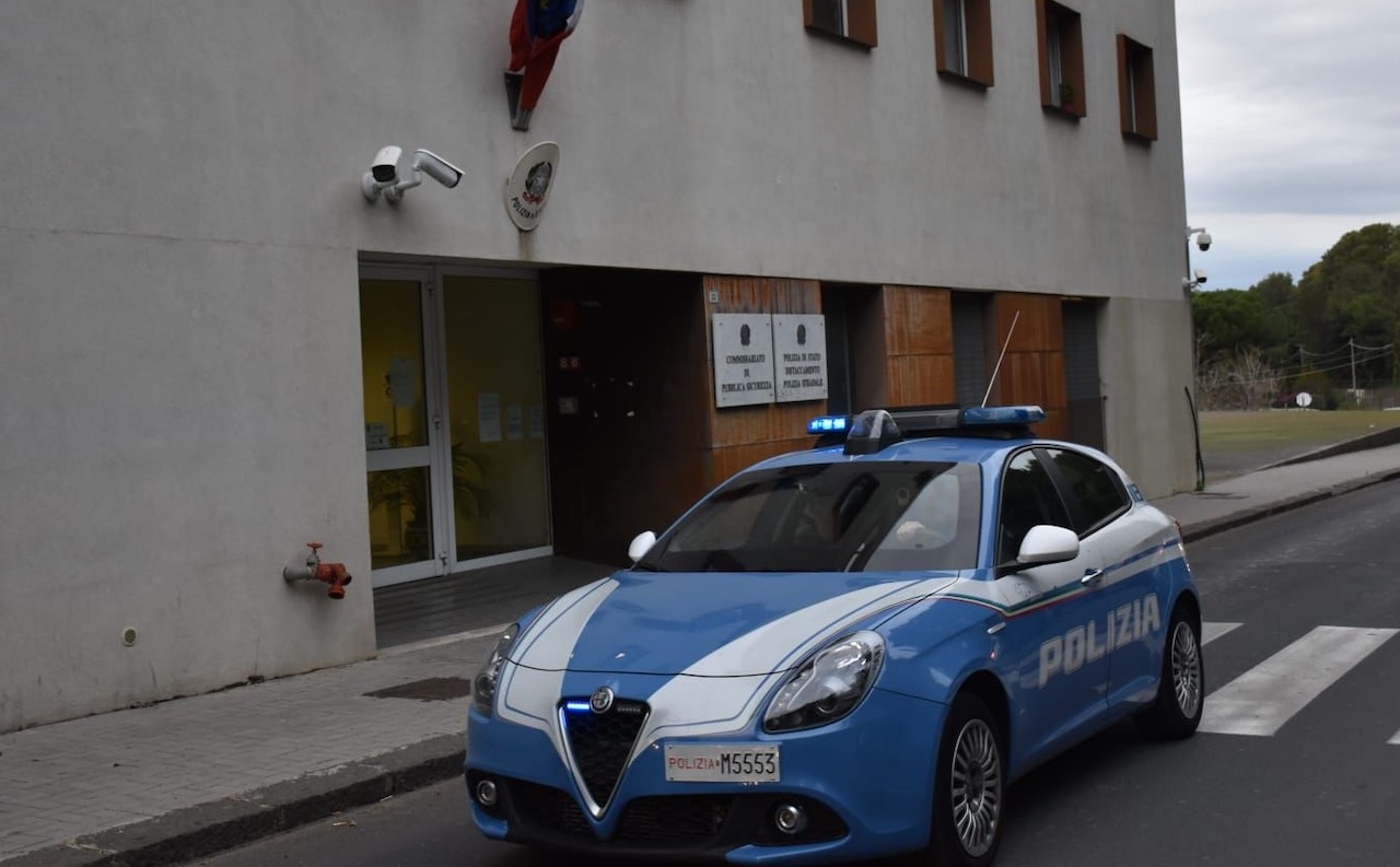 Droga fuori dal finestrino durante un inseguimento: due arresti nel Catanese