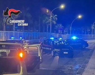 Movida sotto controllo ad Aci Castello: 18enne con coltello a scatto, denunce e raffica di sanzioni