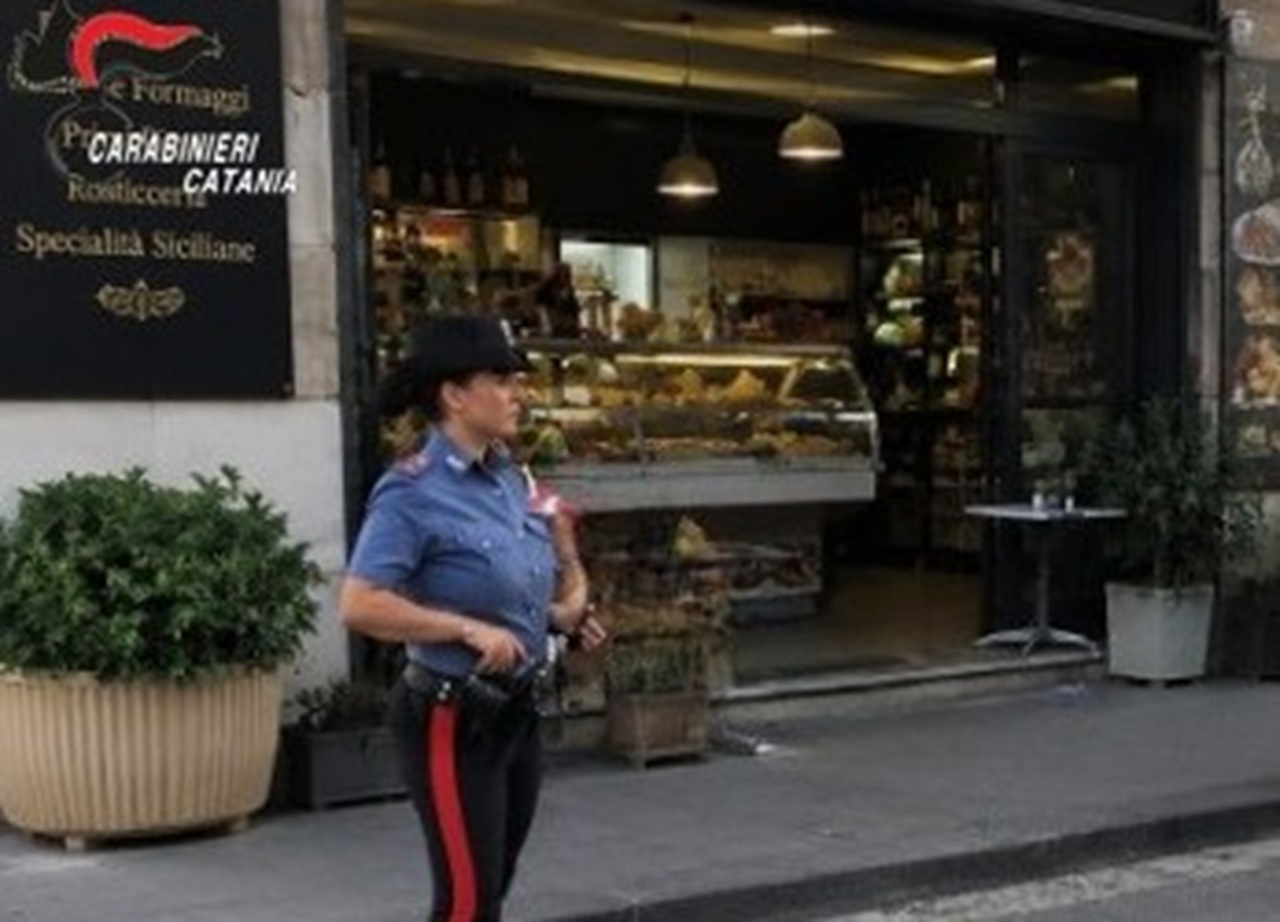 Tenta di rubare il registratore di cassa, ma resta gravemente ferito alla mano: denunciato 29enne