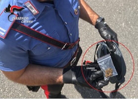 Aci Sant’Antonio, padre e figlio di Belpasso denunciati per spaccio: sequestrati crack e marijuana