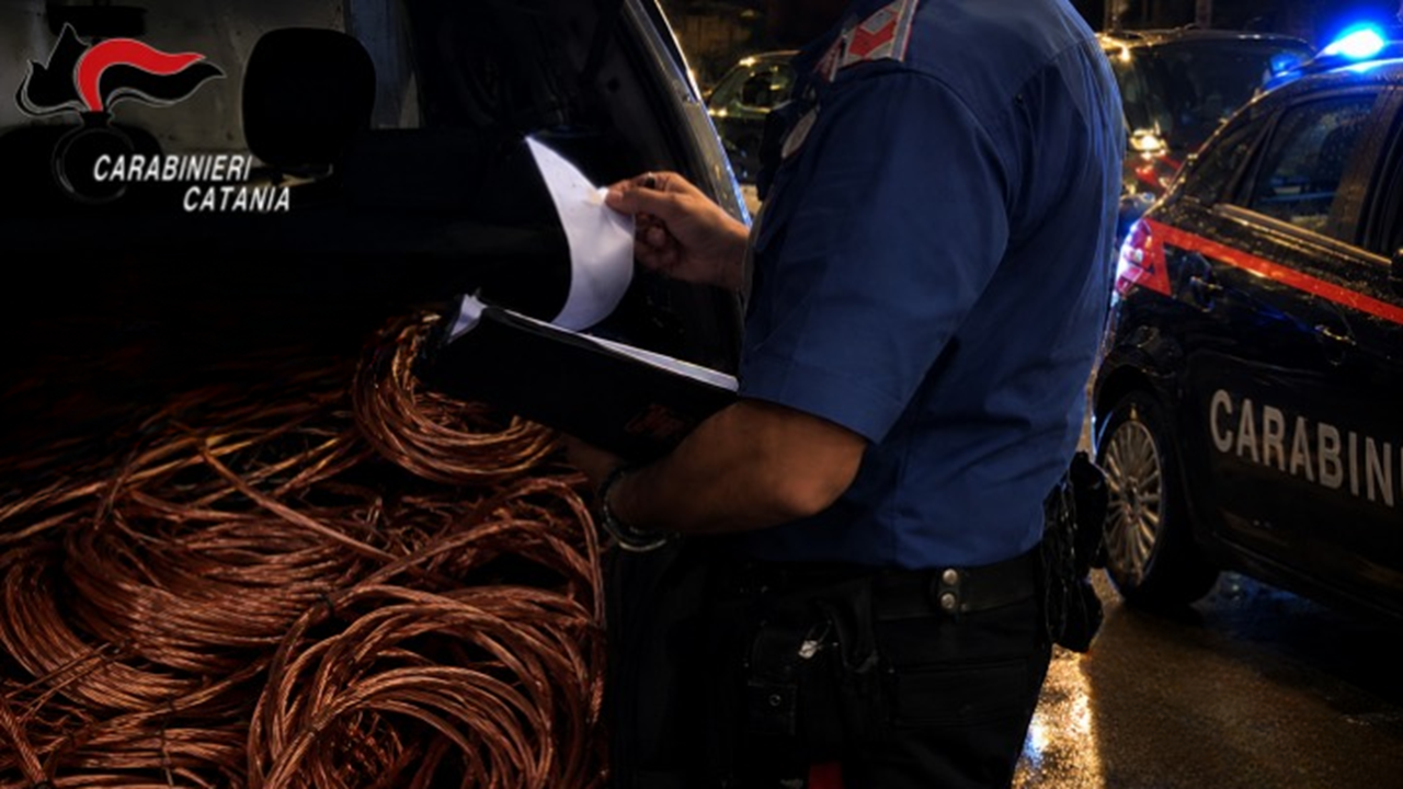 Sette chili di rame nel bagagliaio dopo il turno di lavoro: denunciato 30enne a Belpasso