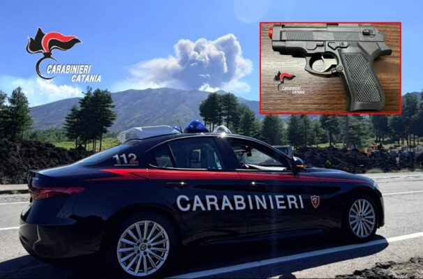 Bronte, punta una pistola giocattolo contro gli automobilisti: denunciato 18enne
