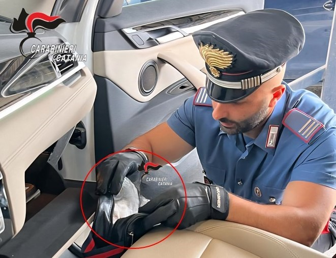 Caltagirone, arrestato con oltre 200 grammi di cocaina in auto