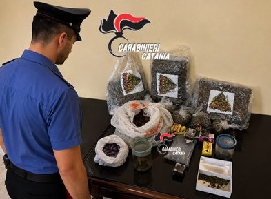 Strani movimenti al Tondicello della Playa, i carabinieri lo seguono fino a casa: trovati oltre 5 chili di droga