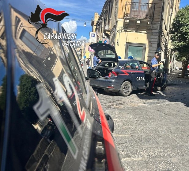 Catania, fermato in scooter in via Vittorio Veneto: i carabinieri scoprono che non ha mai preso la patente