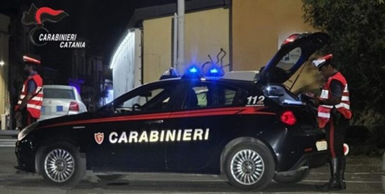 Spacca i finestrini di tre auto e rovista negli abitacoli: arrestato a Catania
