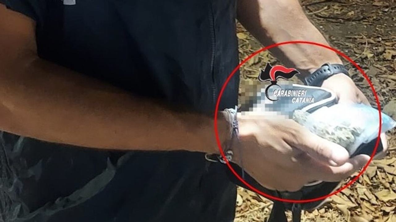 San Giovanni Galermo, arrestato 26enne con marijuana e un walkie-talkie