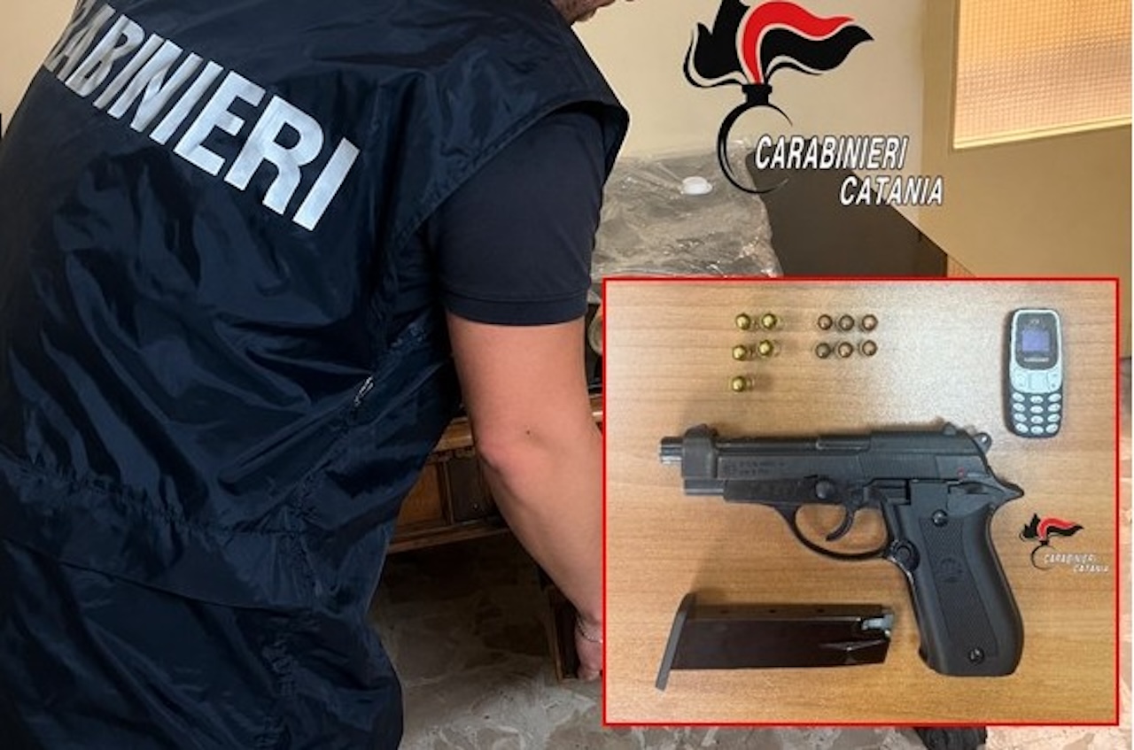 Catania, cercavano droga ma trovano una pistola modificata: arrestato un 21enne