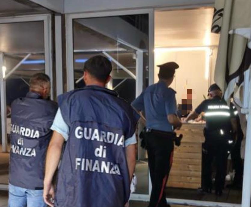 Il blitz in un lido di Mascali: 8 lavoratori su 9 in nero e serata con dj sospesa