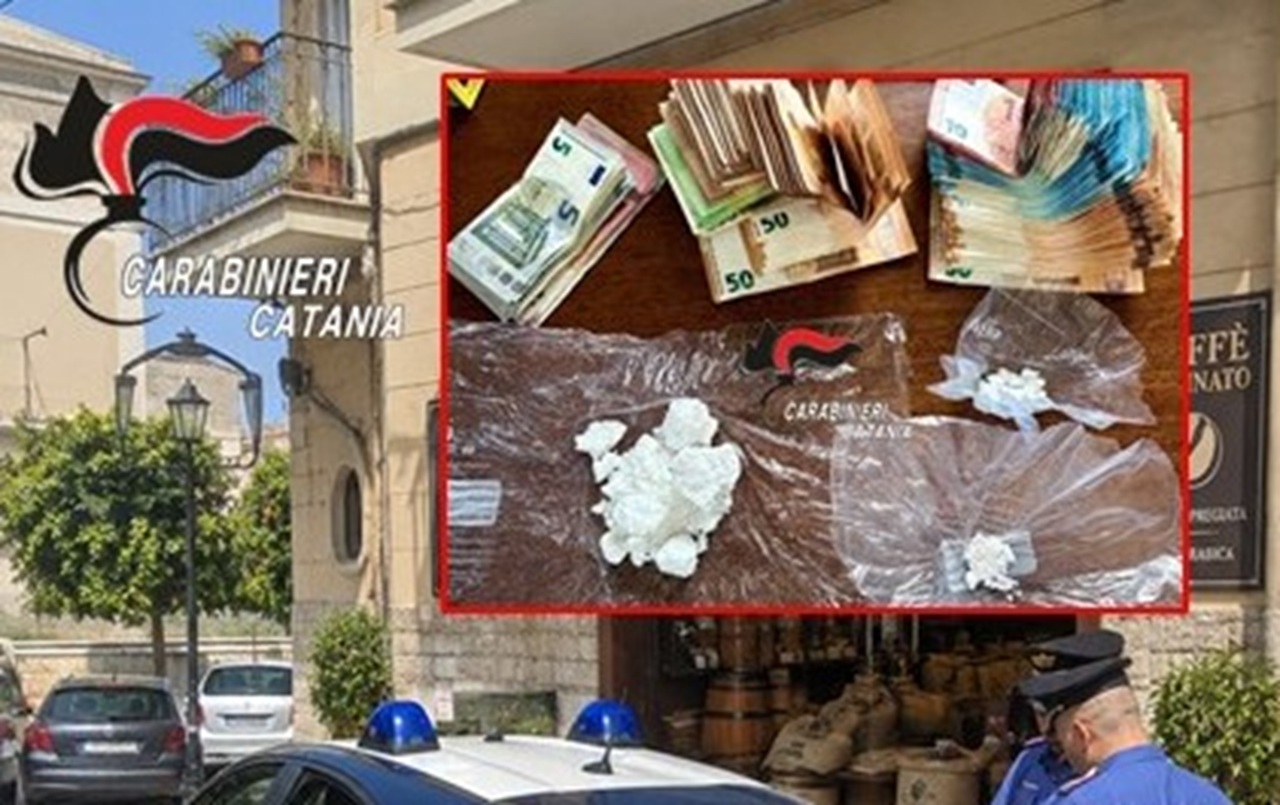 Droga tra le confezioni di caffè e quasi 9mila euro nascosti: blitz in un negozio di Misterbianco